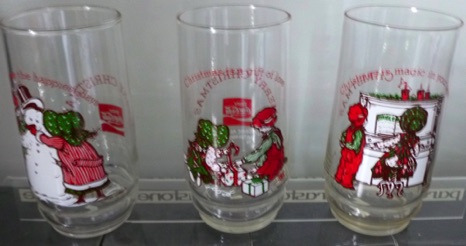 350148 € 15,00 coca cola glas USA set van 3 Holly Hobby merry christmas 1978 nr. 1,2,4 ( set van 4).jpeg